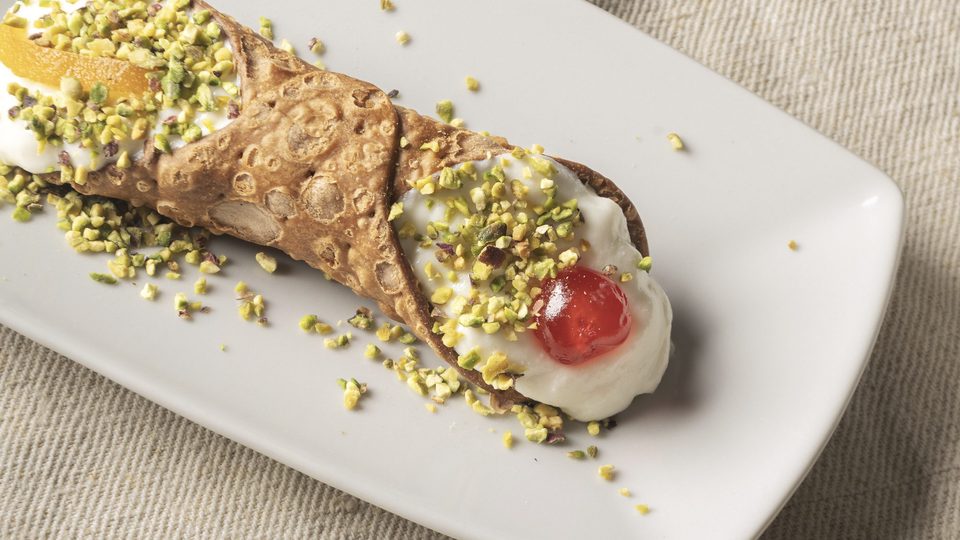 Cannolo siciliano Leone farcito con ricotta, pistacchio e ciliegia