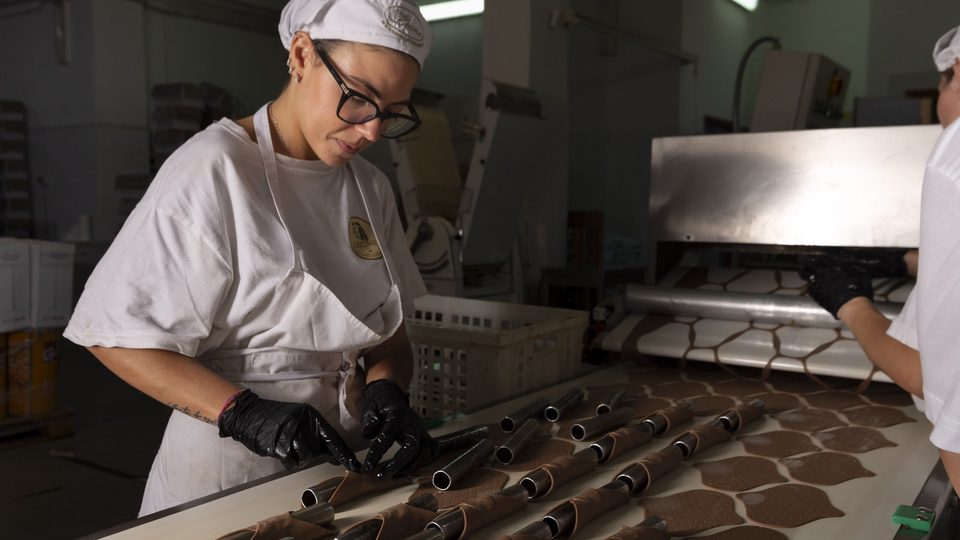 Operatori Leone al lavoro con attrezzature di produzione moderne