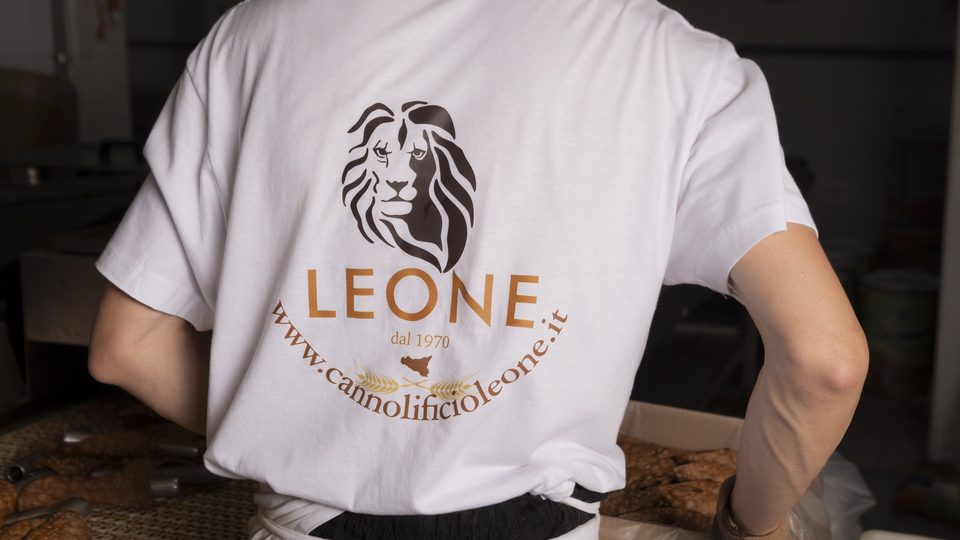 Operatore del Cannolificio Leone con la divisa aziendale nel laboratorio