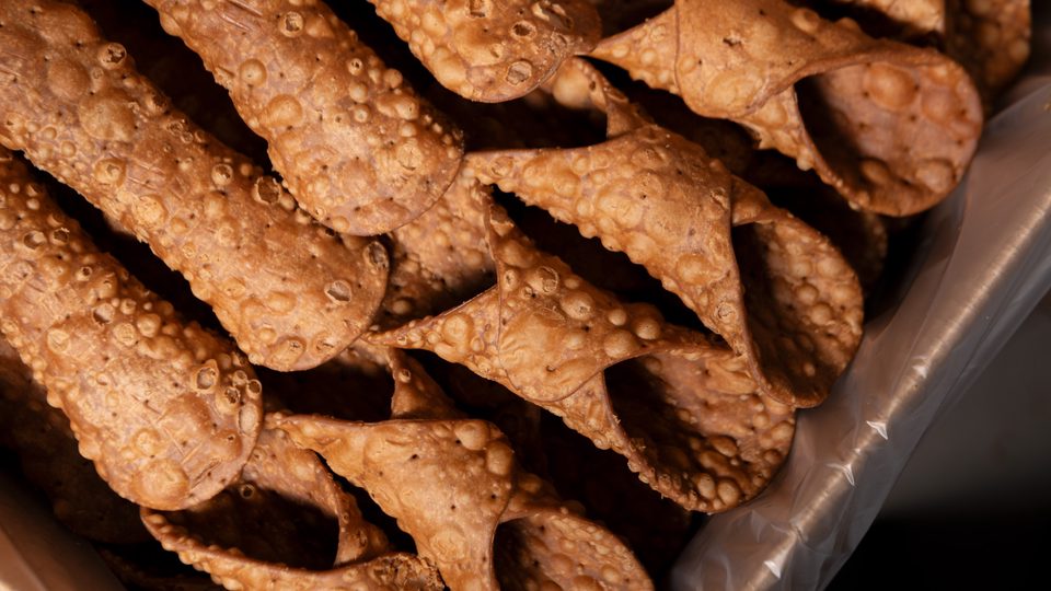 Scorze di cannolo dorate, con la caratteristica superficie a bolle