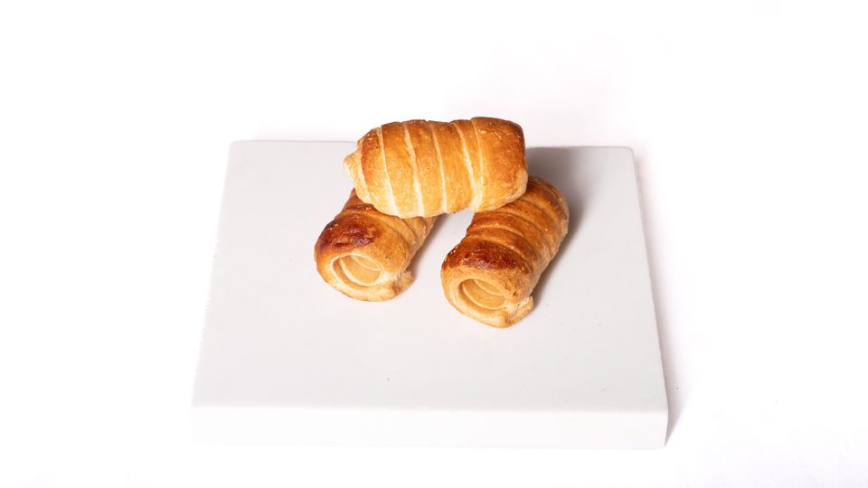 Piccoli cannoli di pasta sfoglia vuoti