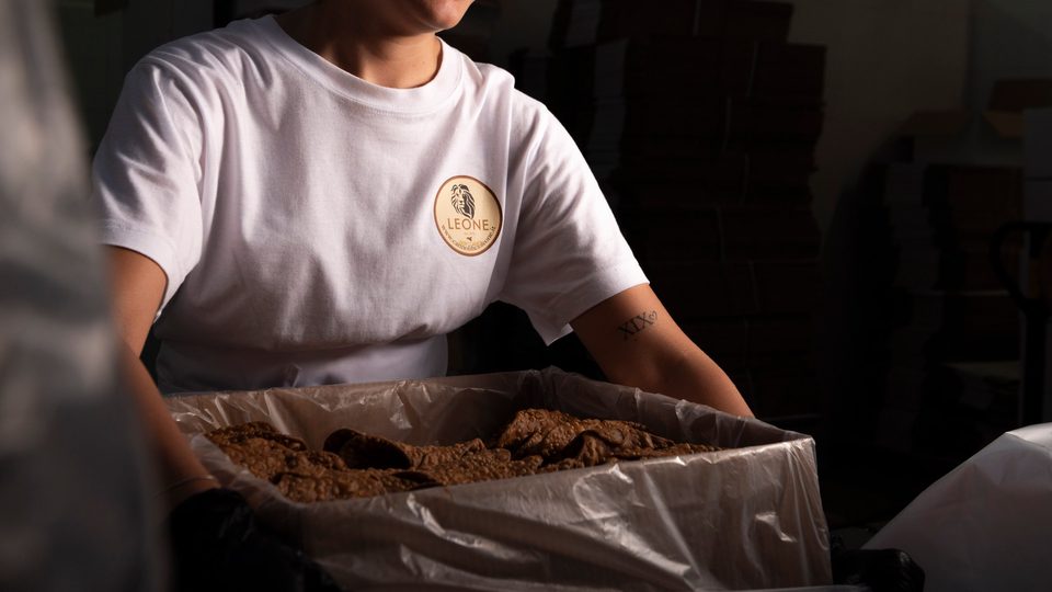 Contenitore rivestito con scorze fritte pronte per il confezionamento