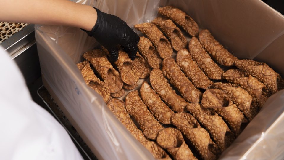 Scorze di cannolo Leone sfuse in un contenitore per la distribuzione professionale